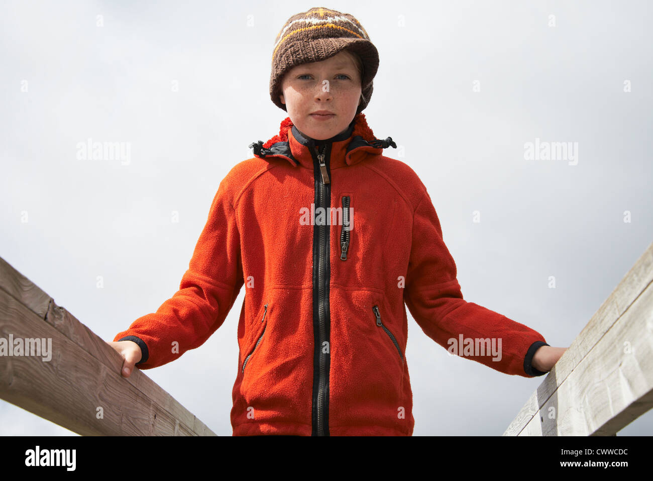 Girl standing on allée en bois Banque D'Images