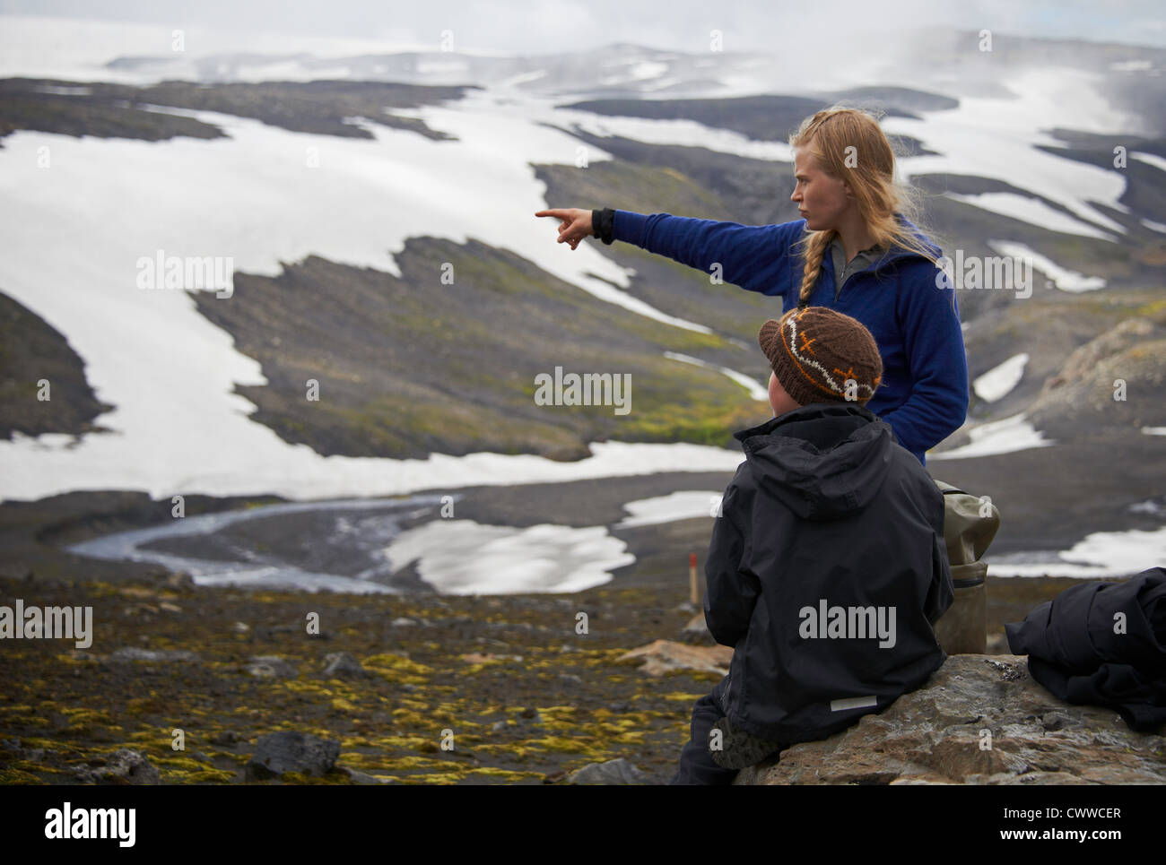 Mère et fille admirant le paysage Banque D'Images