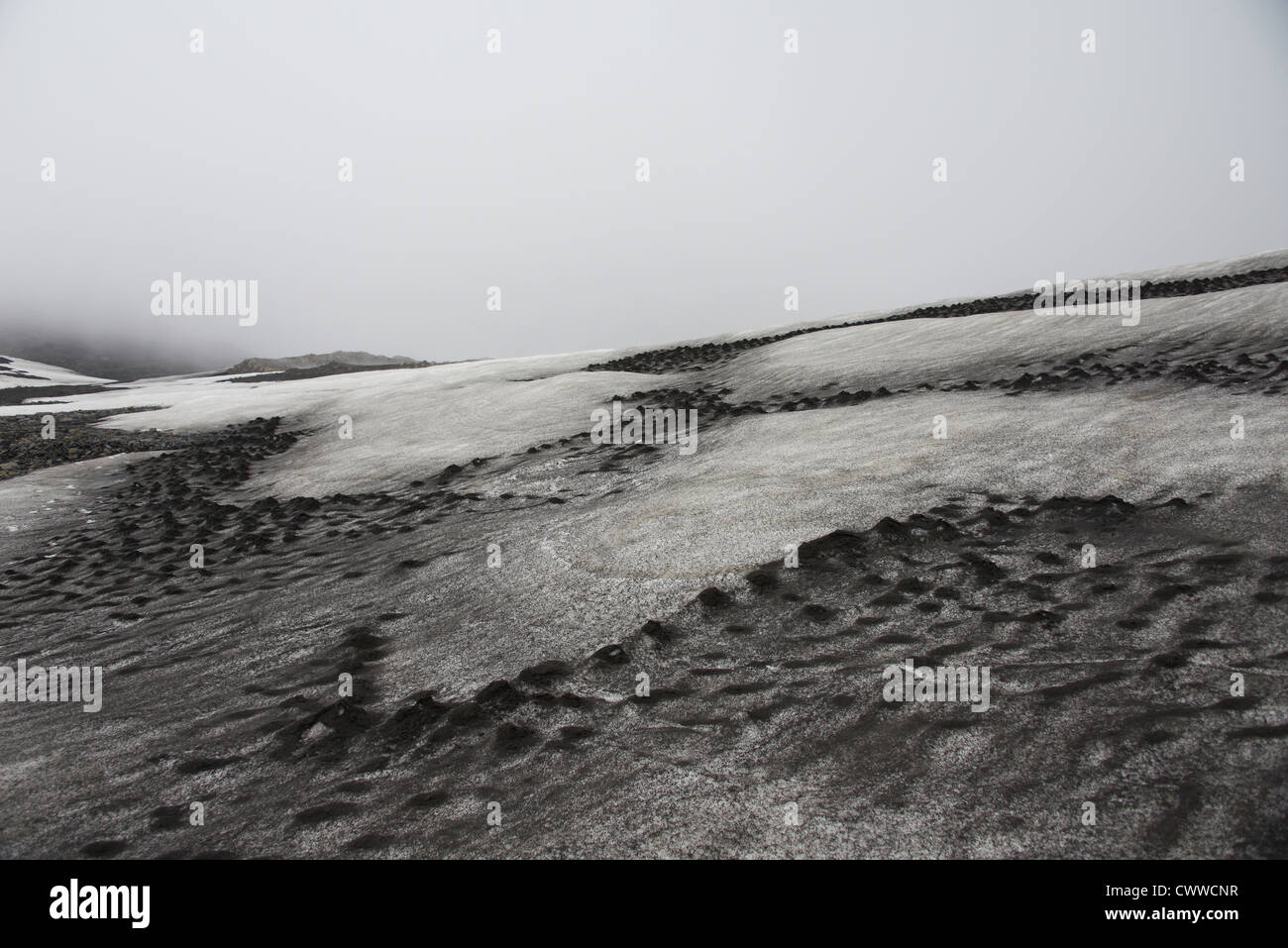 Dans la neige paysage rocheux gelé Banque D'Images