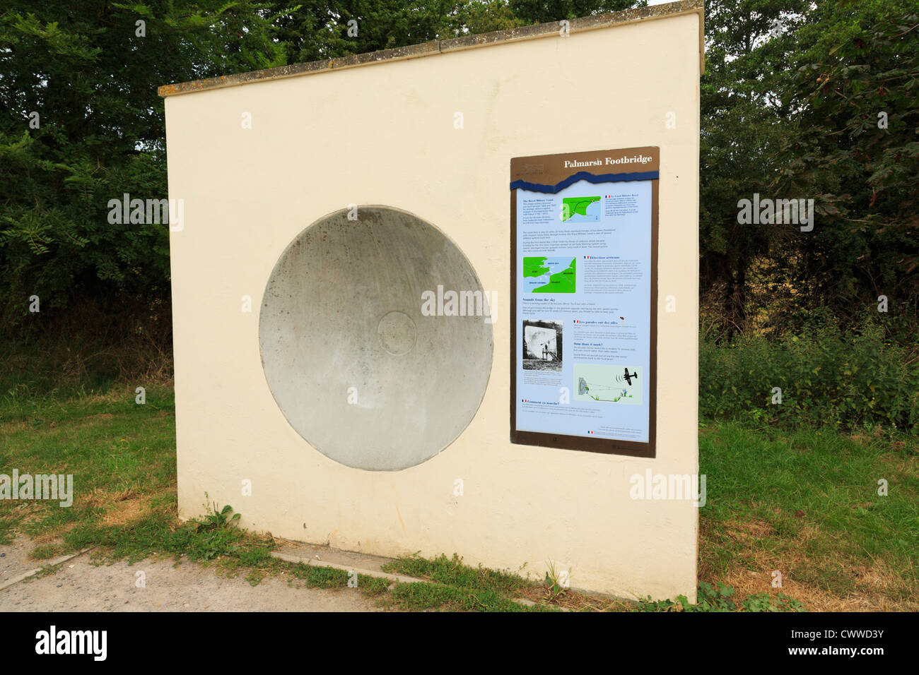 Modèle de travail historique guerre acoustic mirror avec des informations en anglais et en français sur Canal Militaire Royal Royaume-uni Grande-Bretagne Banque D'Images