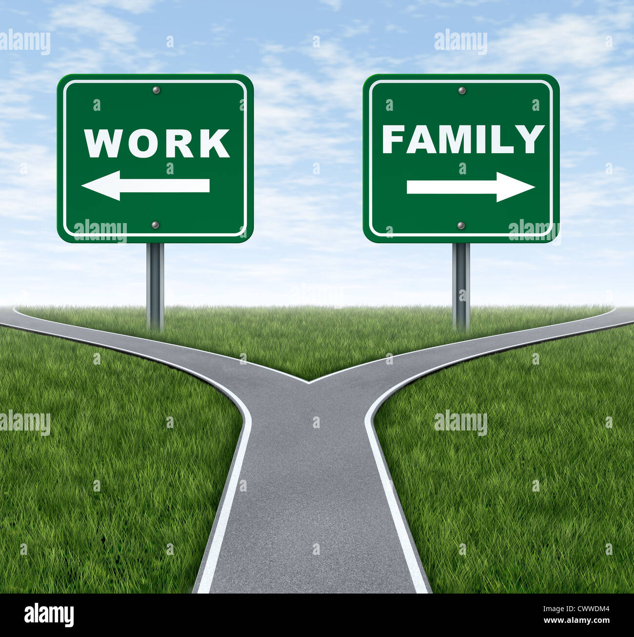 Le travail ou la famille symbole représentant le choix de vie important d'élever une famille et de passer du temps à la maison ou le travail à une entreprise de faire de l'argent avec Carrefour, la signalisation routière sur l'herbe verte et le ciel. Banque D'Images