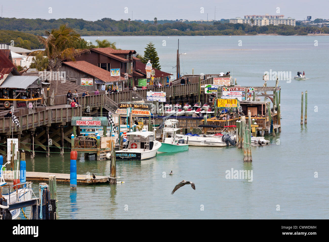 Des bateaux de pêche, des restaurants et des boutiques à John's Pass dans Madeira Beach, Floride Banque D'Images