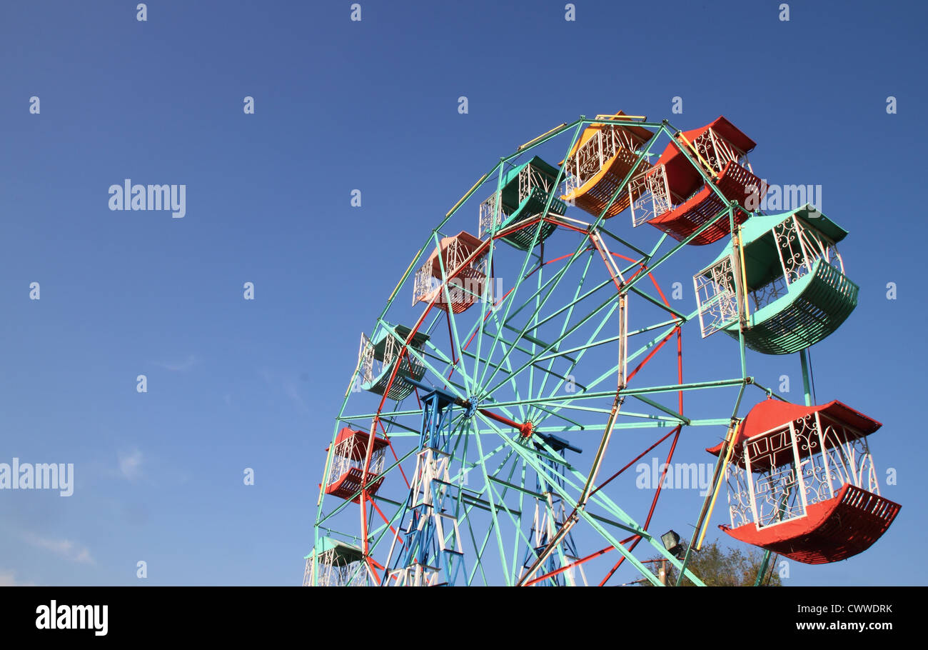 Le joueur de la grande roue avec ciel bleu amusantes pour les enfants Banque D'Images