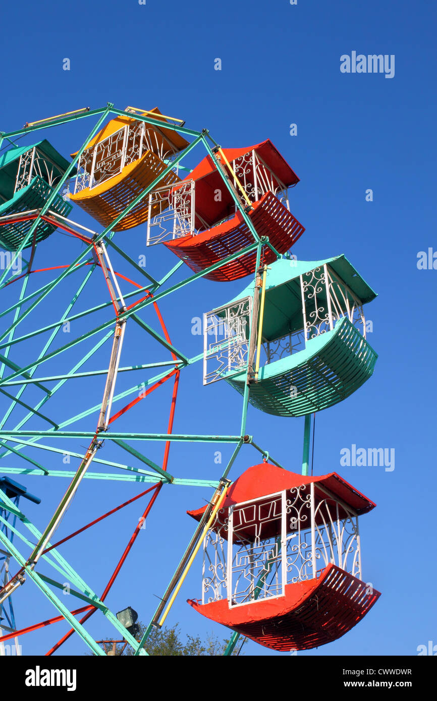 Le joueur de la grande roue avec ciel bleu amusantes pour les enfants Banque D'Images