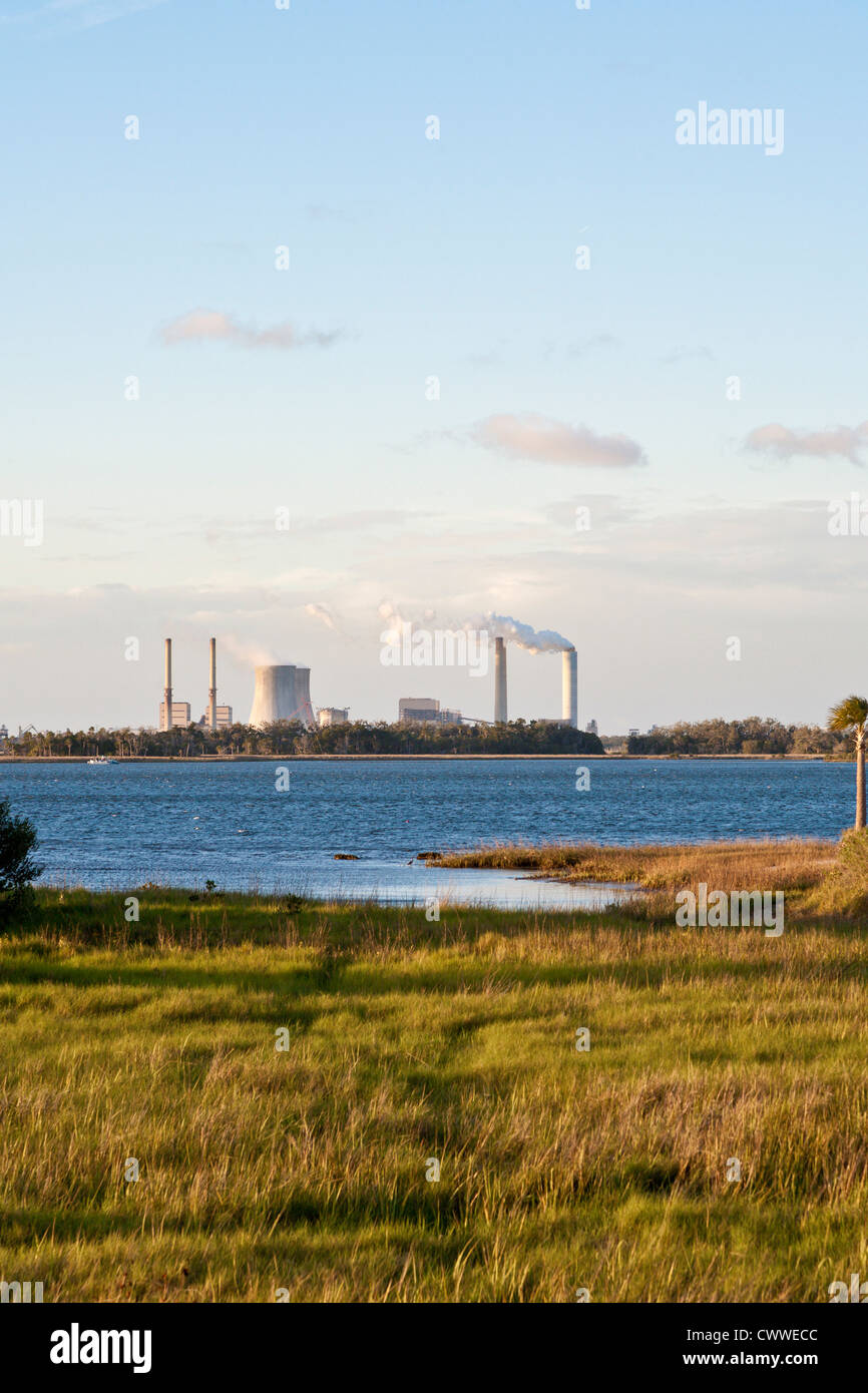 Crystal River Energy complexe avec quatre et une centrale nucléaire charbon powered powered plantes dans Crystal River, Floride Banque D'Images