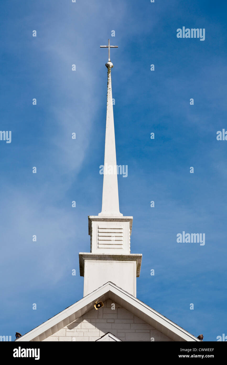 White steeple et cross contre un ciel bleu à l'Église baptiste Maranatha à Ocala, Floride Banque D'Images