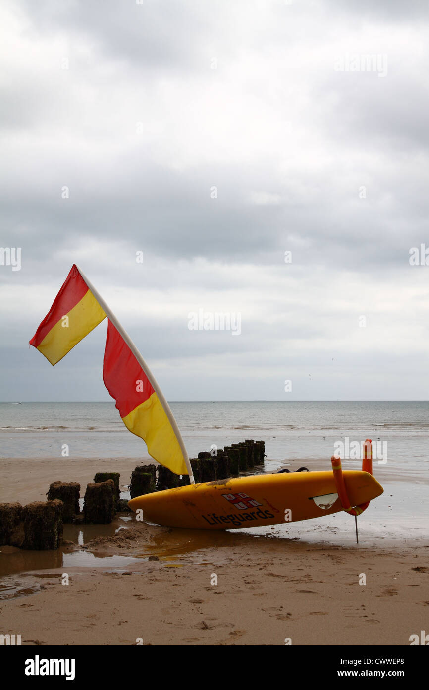Gardes vie Surf Board à Bridlington Banque D'Images