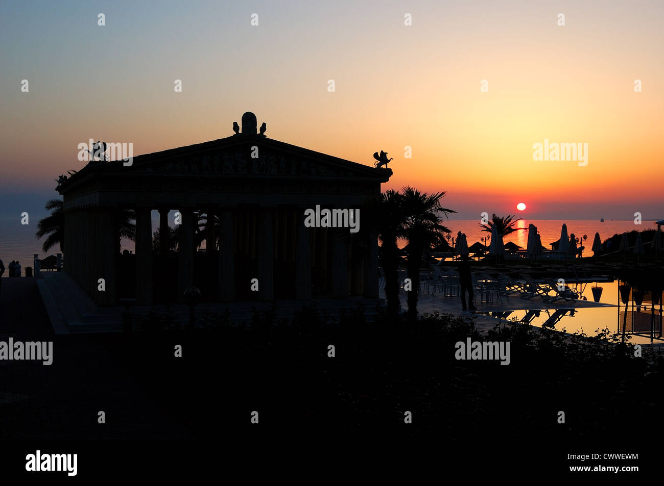 Coucher du soleil à plage de l'hôtel de luxe, Halkidiki, Grèce Banque D'Images