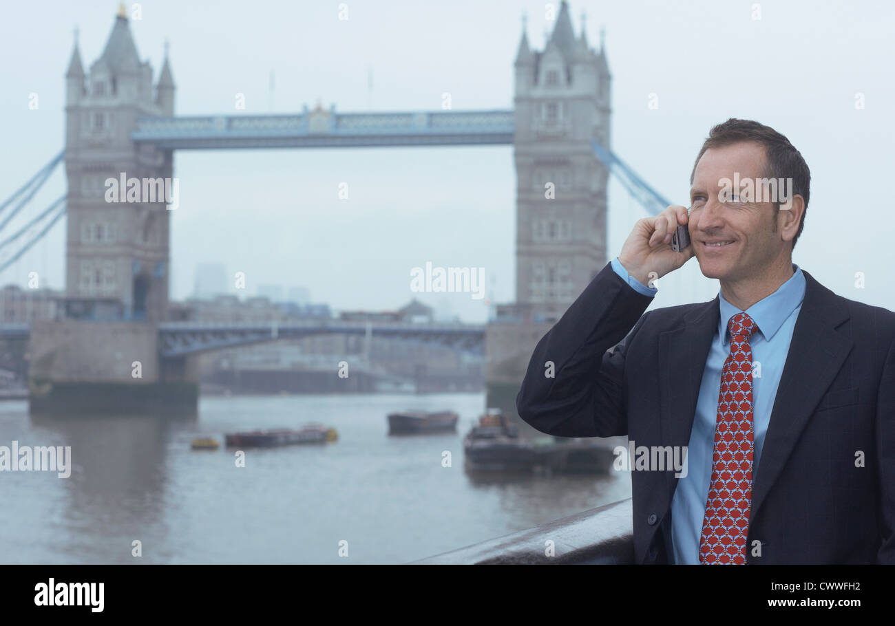 Businessman talking on cell phone Banque D'Images