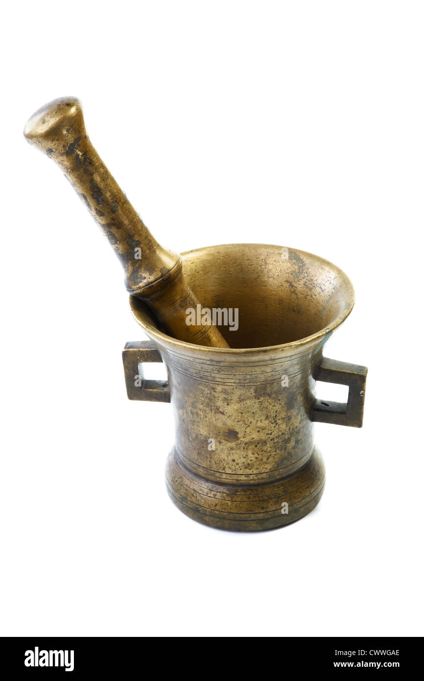Mortier avec un pilon en laiton isolé sur fond blanc Banque D'Images