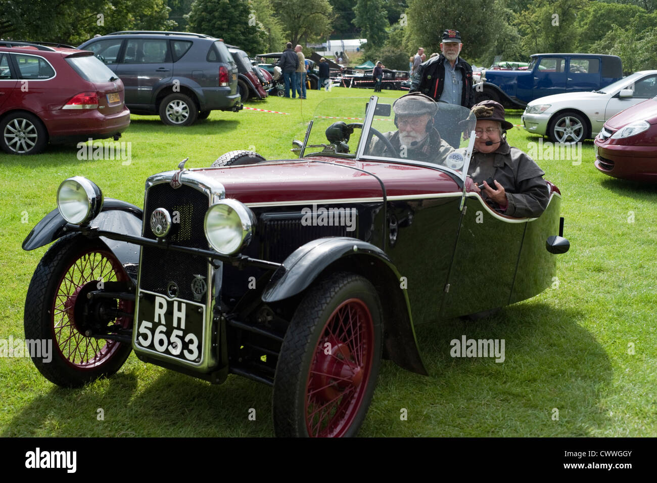 Un couple de personnes âgées dans leurs BSA à trois roues voiture à un événement csecc à Prescott, Gloucestershire, Angleterre. Banque D'Images