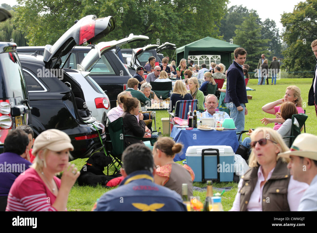 Les visiteurs de la Land Rover Burghley Horse Trials ont pique-niques à l'arrière de voitures il y a. Banque D'Images