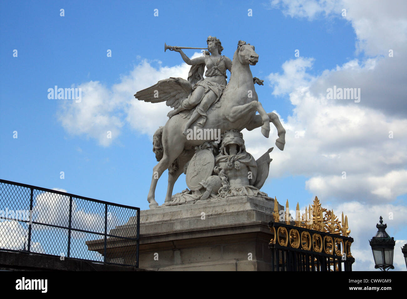 Un être ailé sur un cheval à Paris, France Banque D'Images