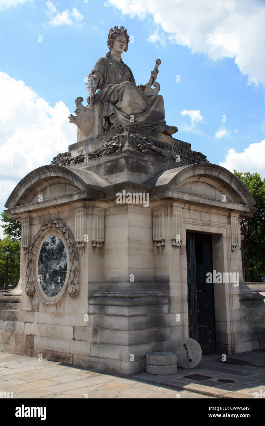Une statue de femme sur un siège à Paris Banque D'Images