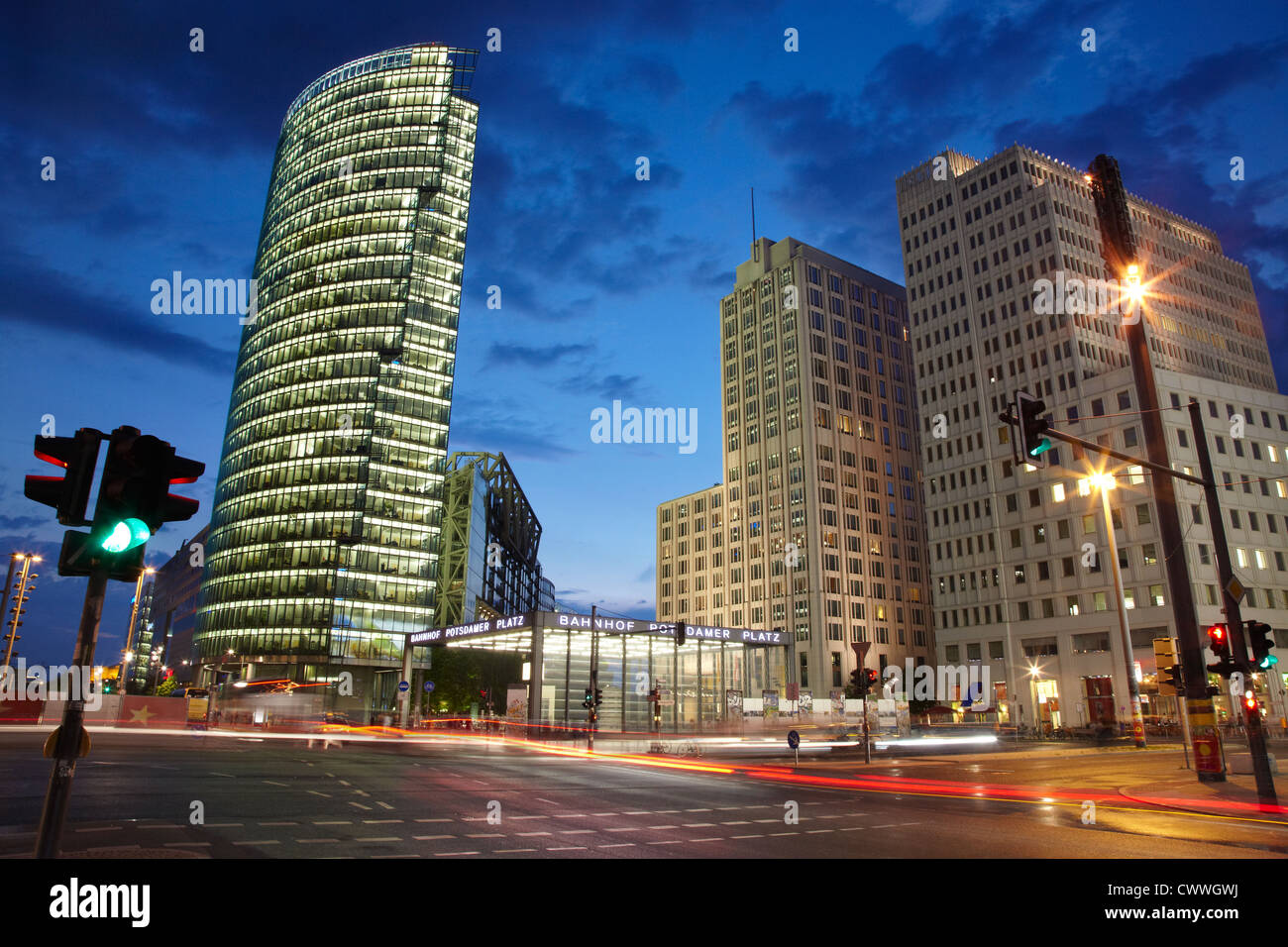 La Potsdamer Platz à Berlin, nuit Banque D'Images