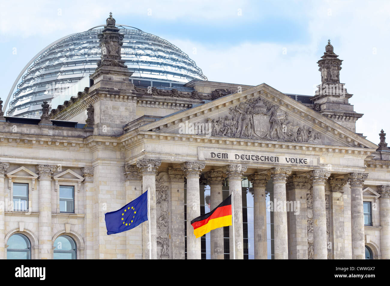 Reichstag, Berlin avec drapeaux allemands et européens Banque D'Images