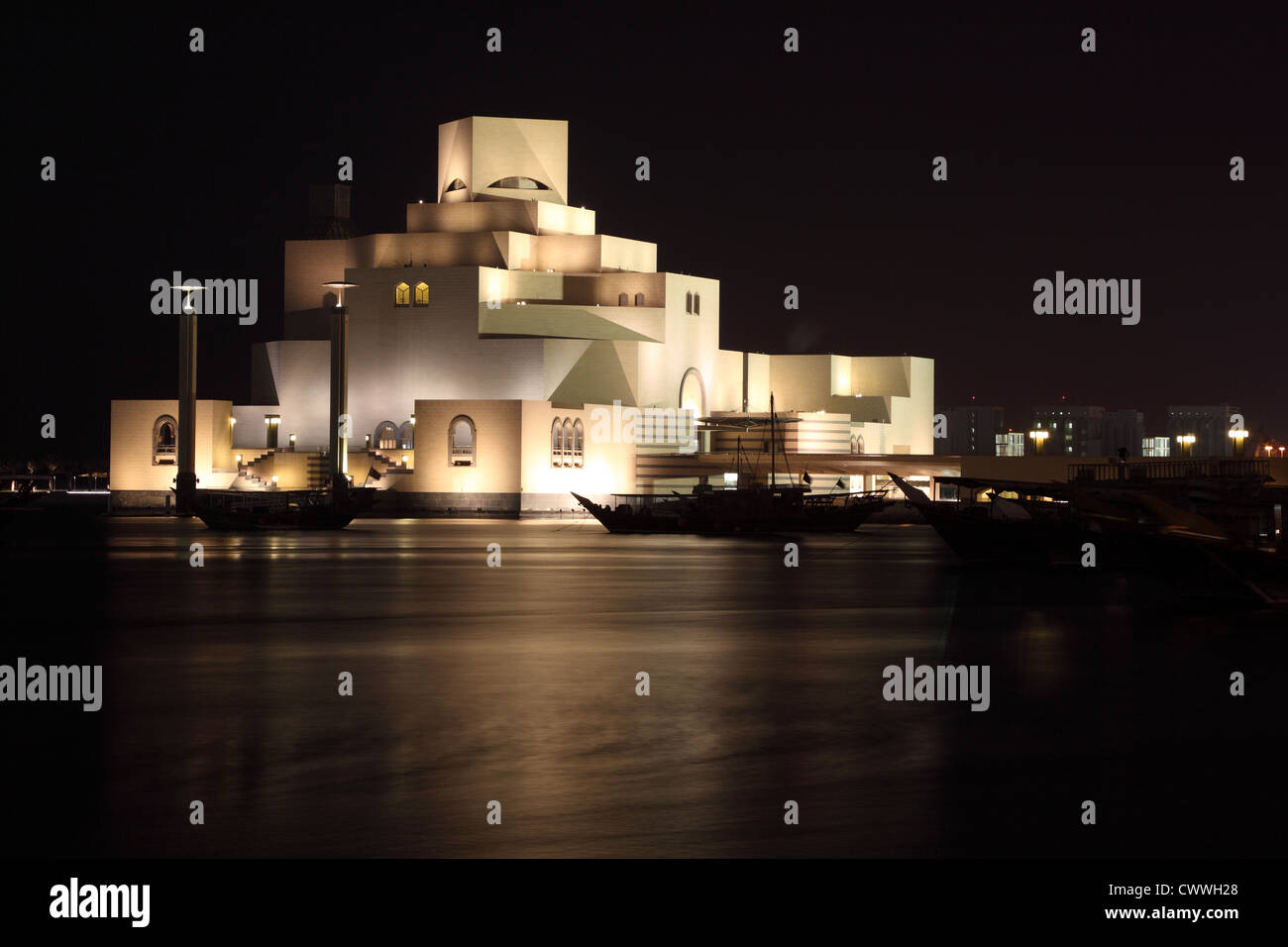 Musée d'Art islamique de Doha est éclairée la nuit. Le Qatar, au Moyen-Orient Banque D'Images
