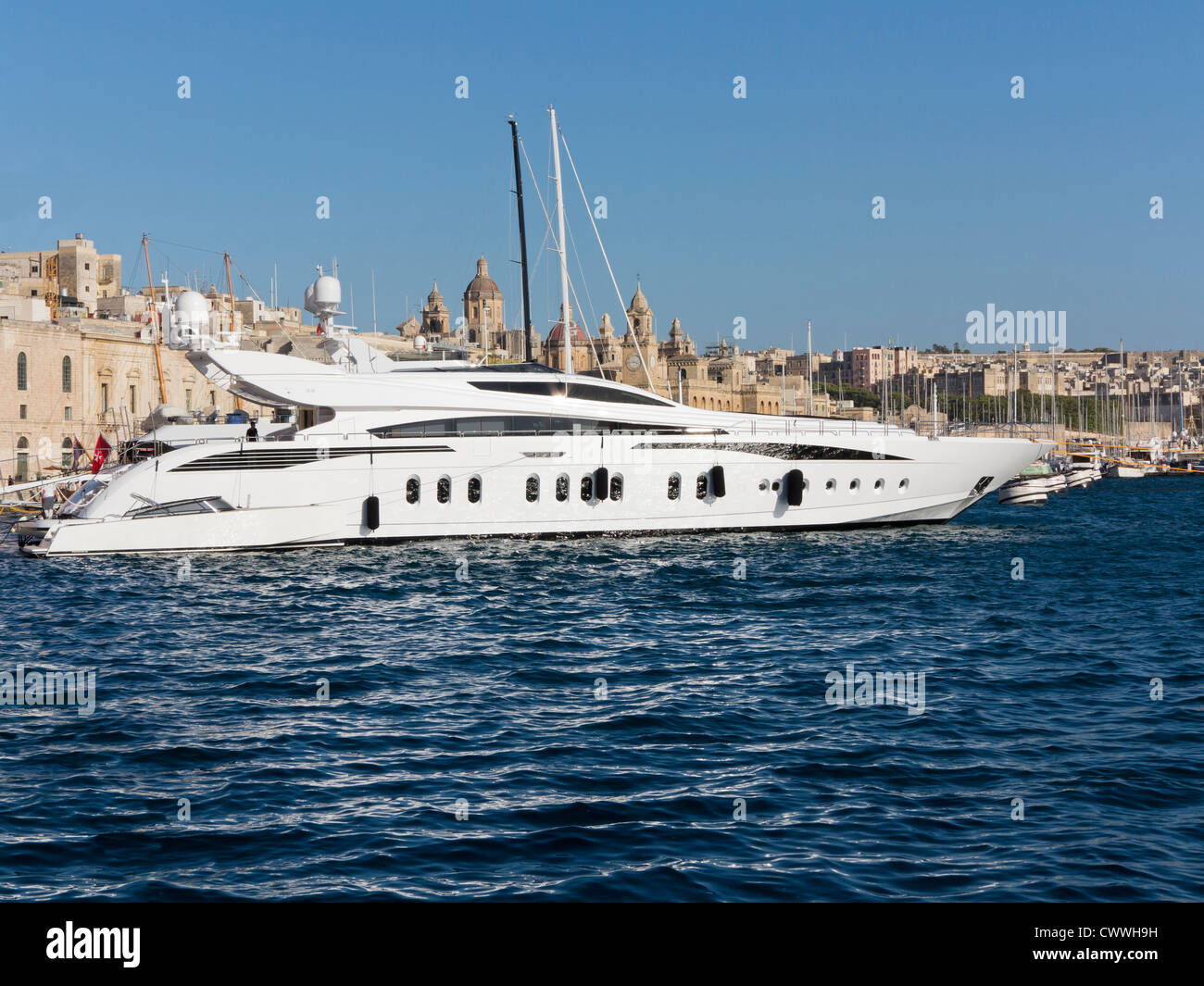 Super yacht dans le Grand Port de La Valette, île de Malte, Méditerranéenne Banque D'Images