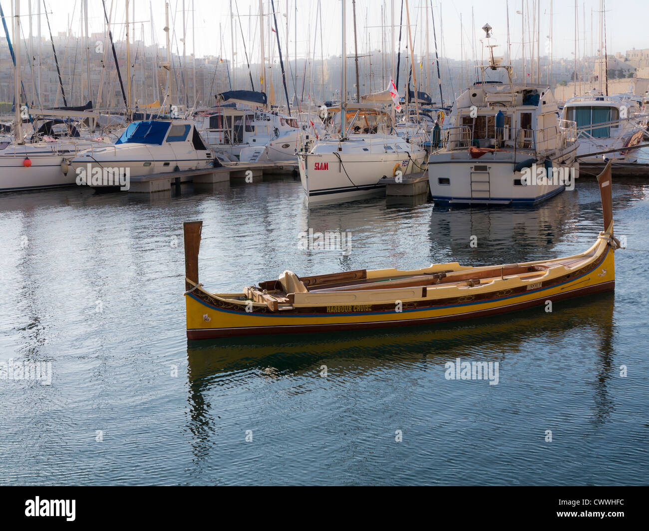 Ferry traditionnel dans le Grand Port de La Valette, île de Malte, Méditerranéenne Banque D'Images