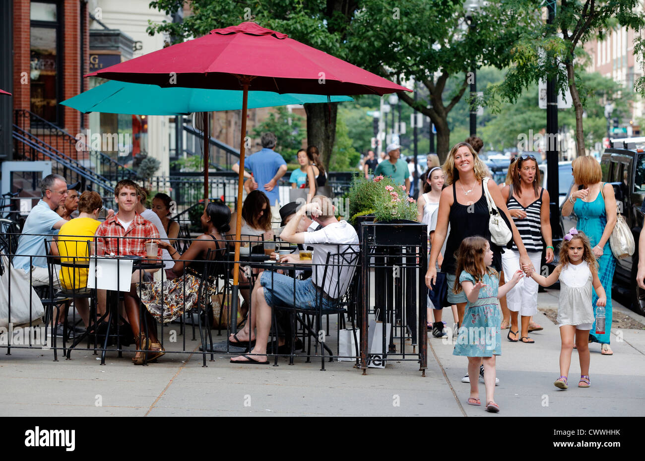 Le café-restaurant en plein air sur Newbury Street à Boston, Massachusetts Banque D'Images