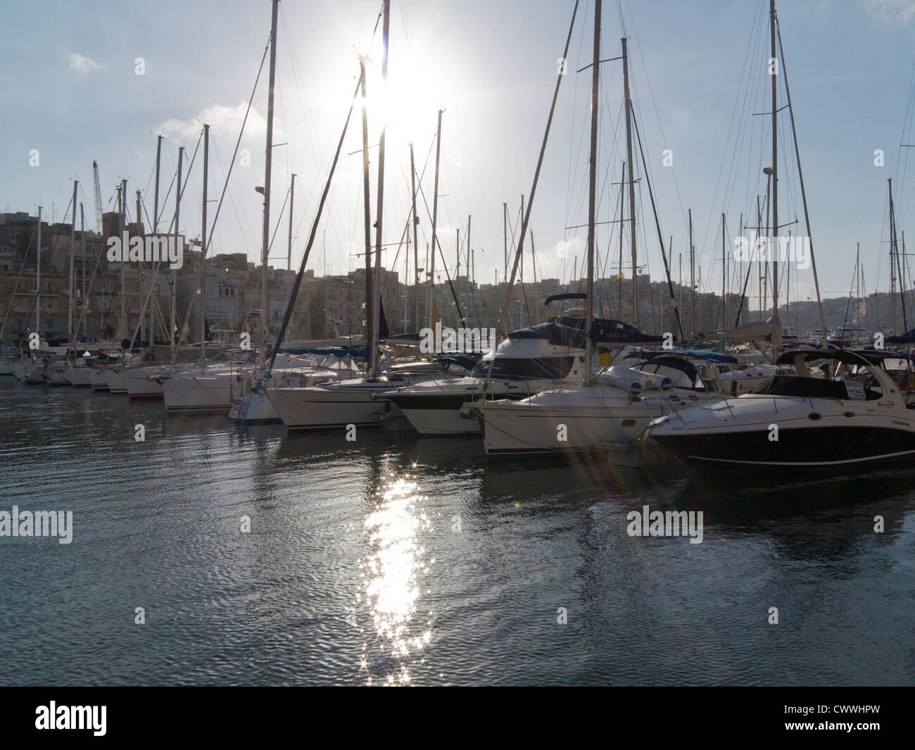 Bateaux amarrés dans le Grand Port de La Valette, île de Malte, Méditerranéenne Banque D'Images