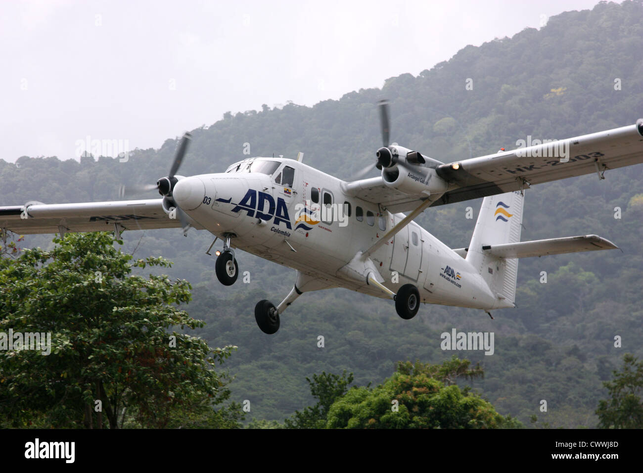 Twin Otter avion de passagers décolle à l'atterrissage près de jungle Capurgana, Colombie, Amérique du Sud Banque D'Images
