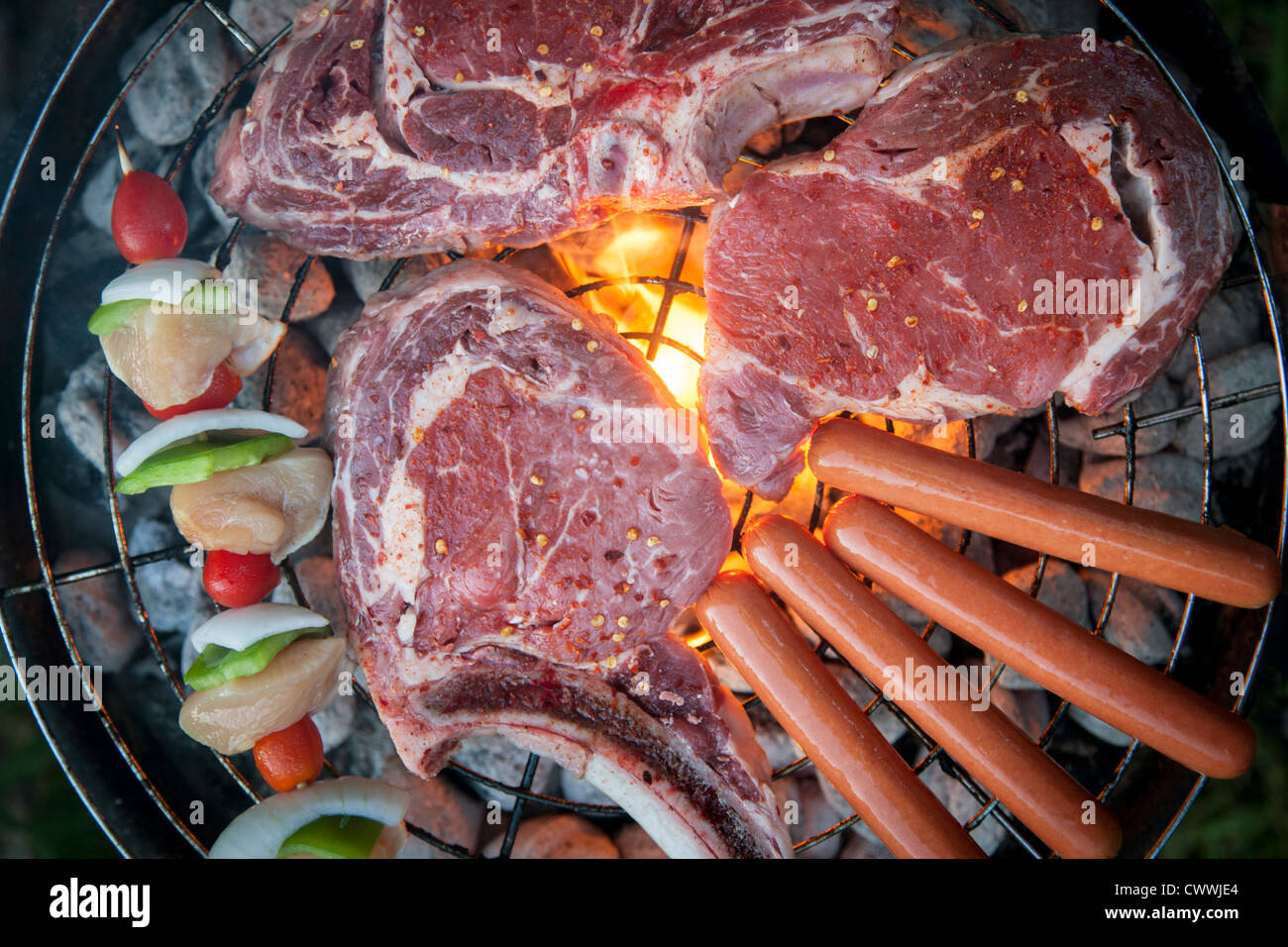 La viande sur le barbecue vu de dessus Banque D'Images