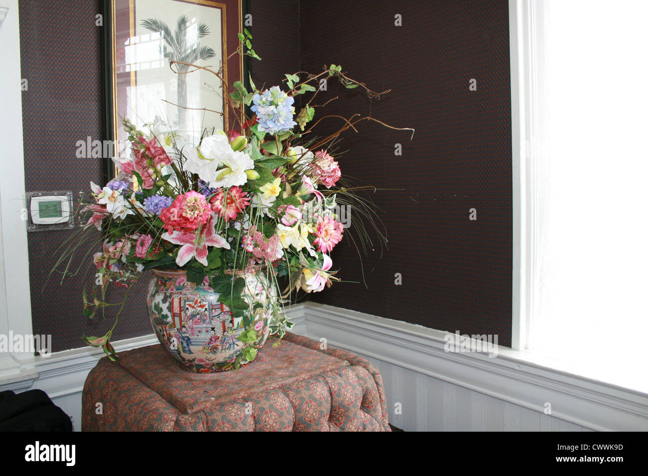 La vie toujours des fleurs dans un vase japonais Banque D'Images