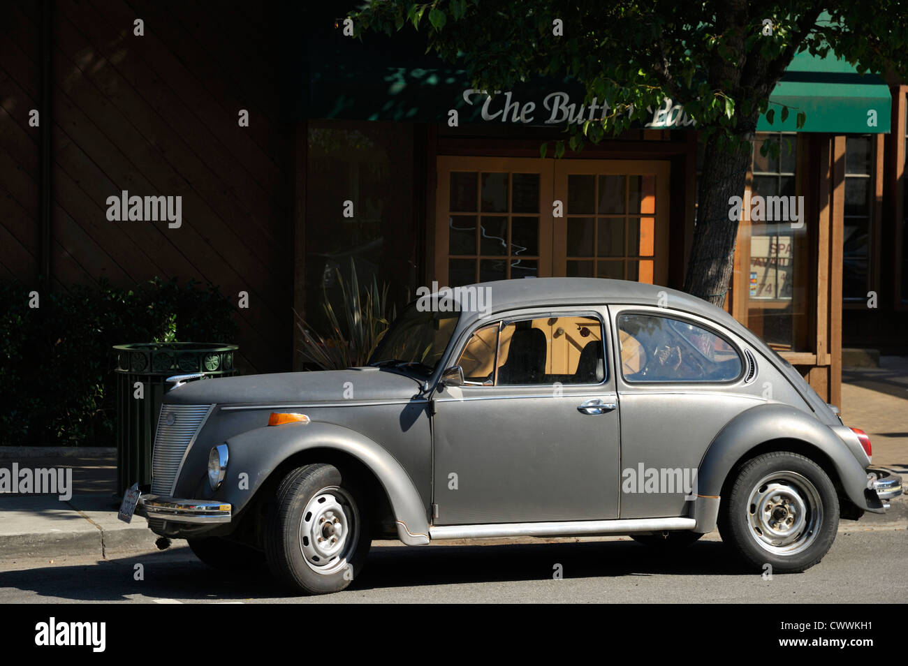 Une voiture historique en face d'un restaurant, Saratoga CA Banque D'Images