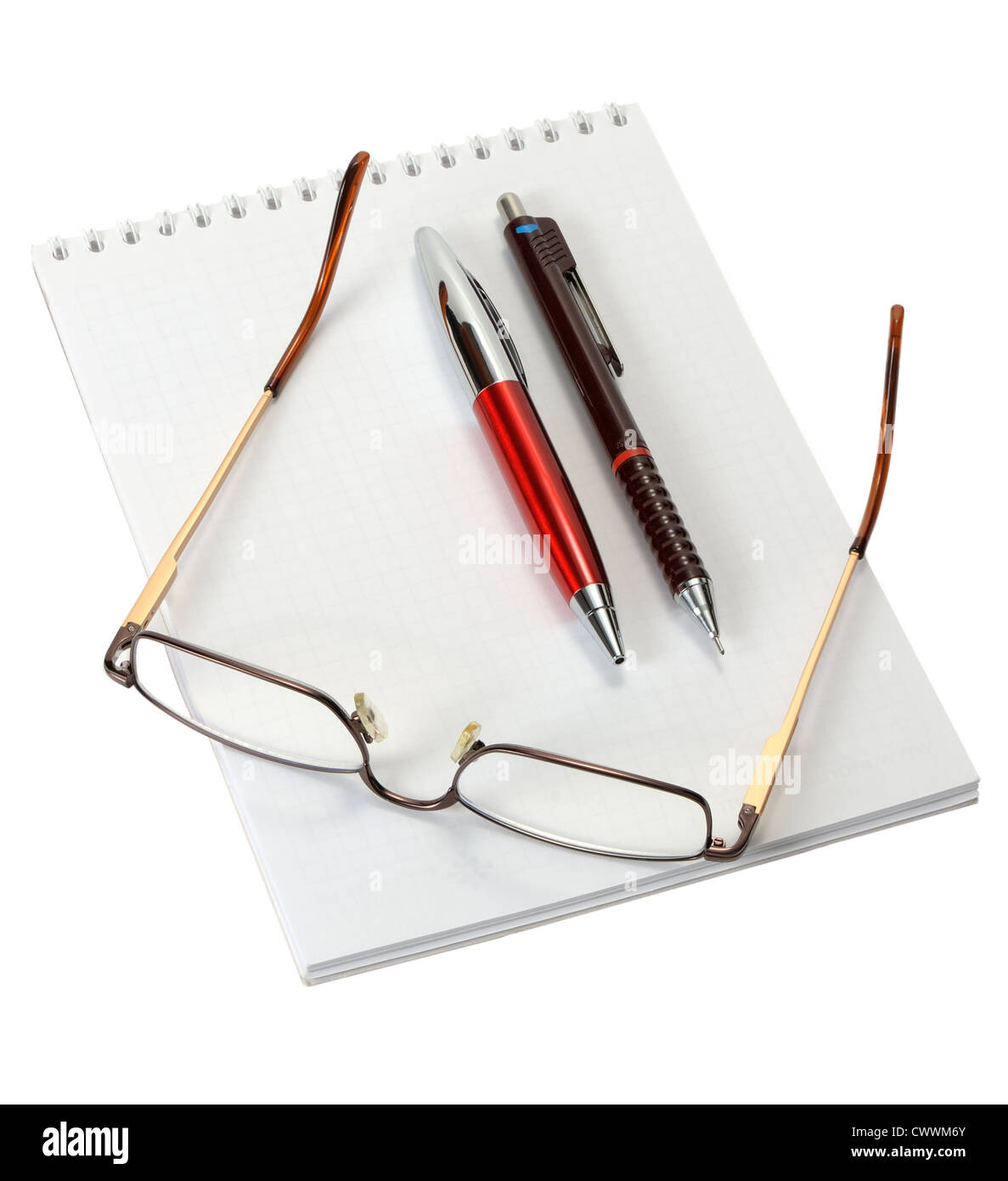 Ouvrir une feuille de travail vierge portable, stylo, crayon et les lunettes sur un fond blanc. Banque D'Images