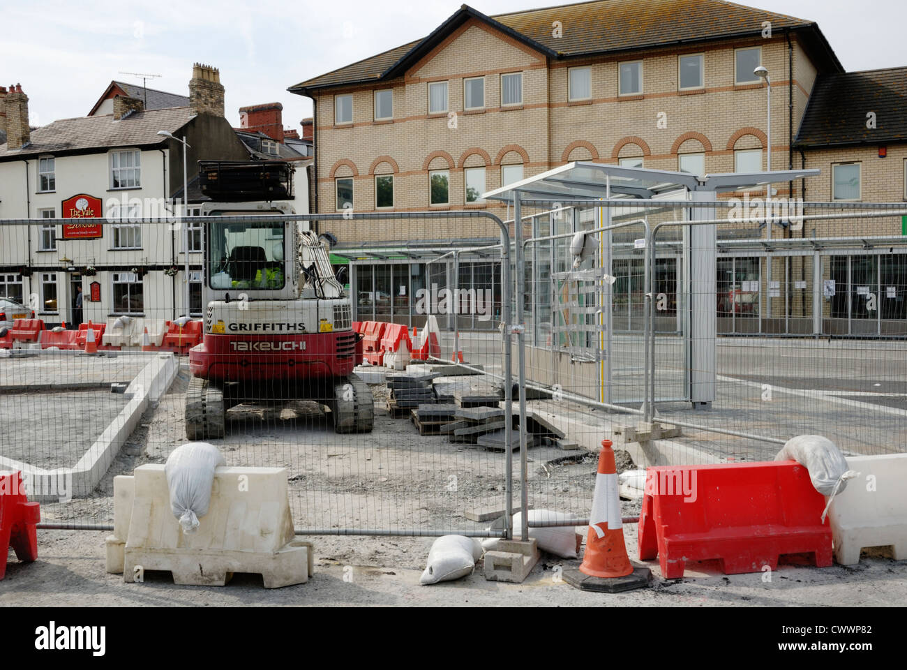 Les travaux de construction à Aberystwyth, Pays de Galles, la création de nouveaux arrêts de bus des transports publics. Banque D'Images