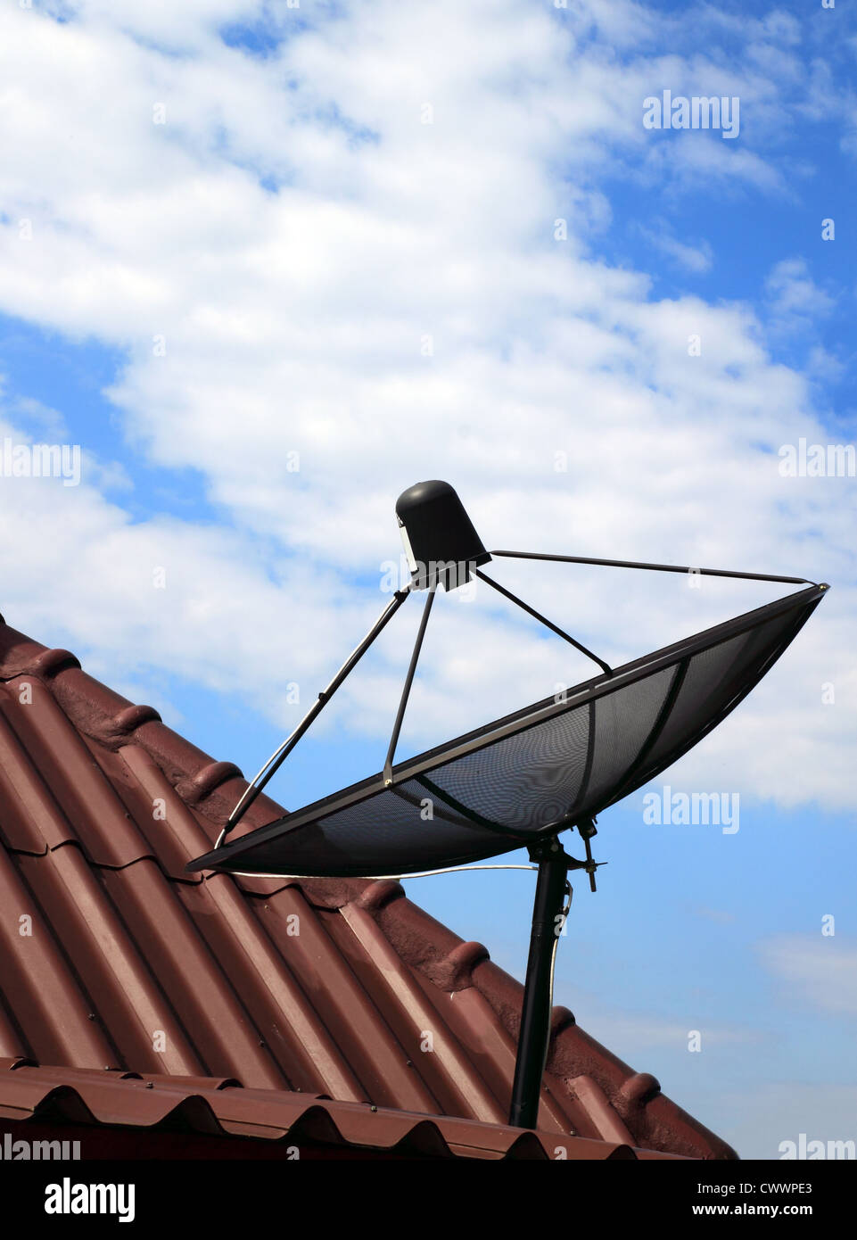Black antenne parabolique sur le toit de maison Banque D'Images