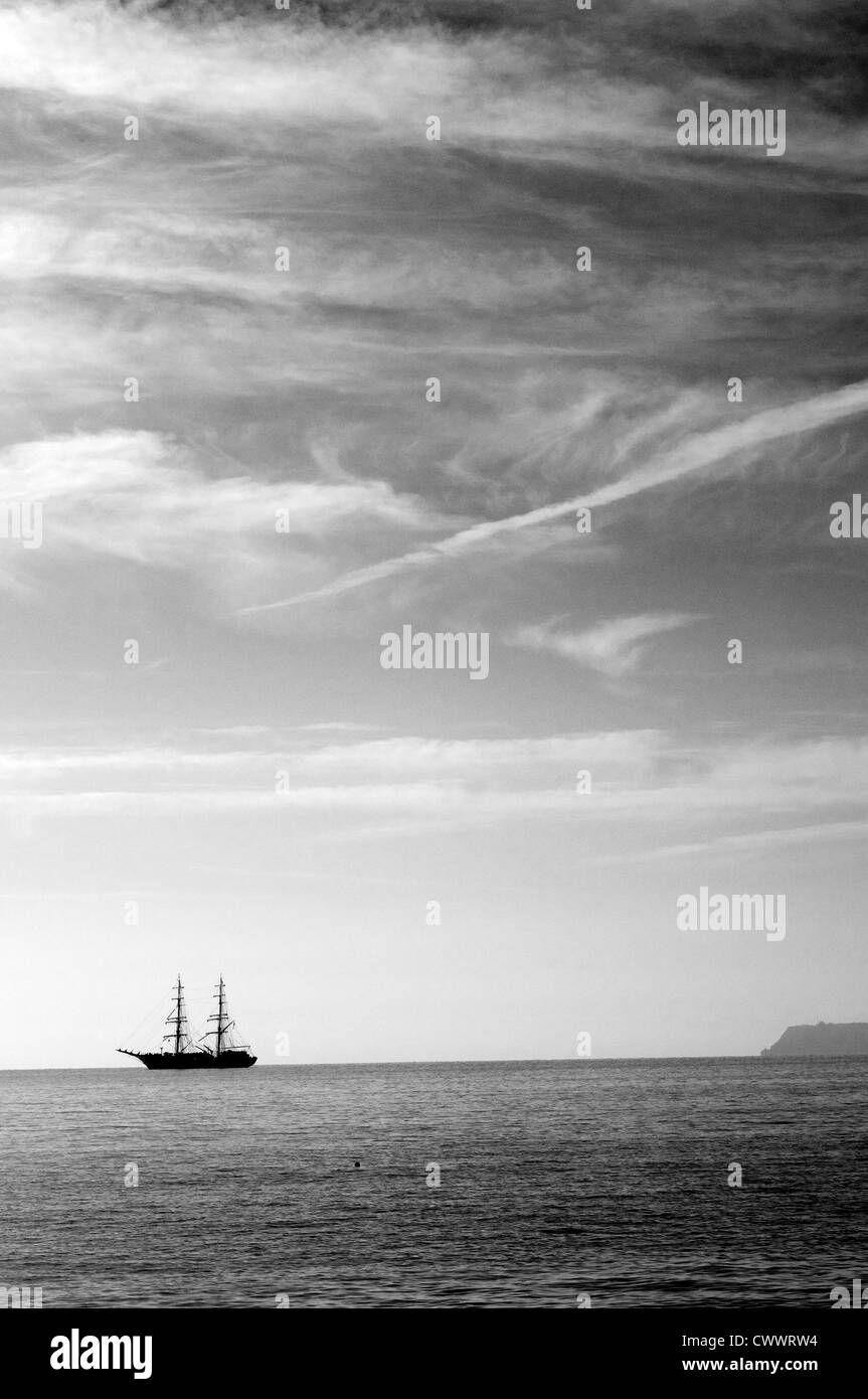 Deux mâts goélette à Torbay.Devon, bleu, bateau, capitaine, capitaine, les nuages, l'Horizon,la côte,Berry Head Banque D'Images