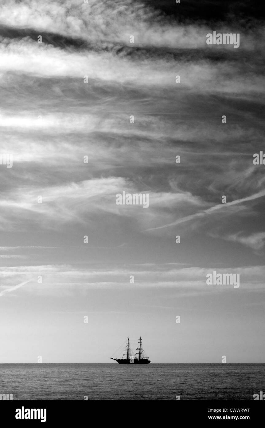 Deux mâts goélette à Torbay.Devon, bleu, bateau, capitaine, capitaine, les nuages, l'horizon,la côte,ligne d'horizon, Banque D'Images