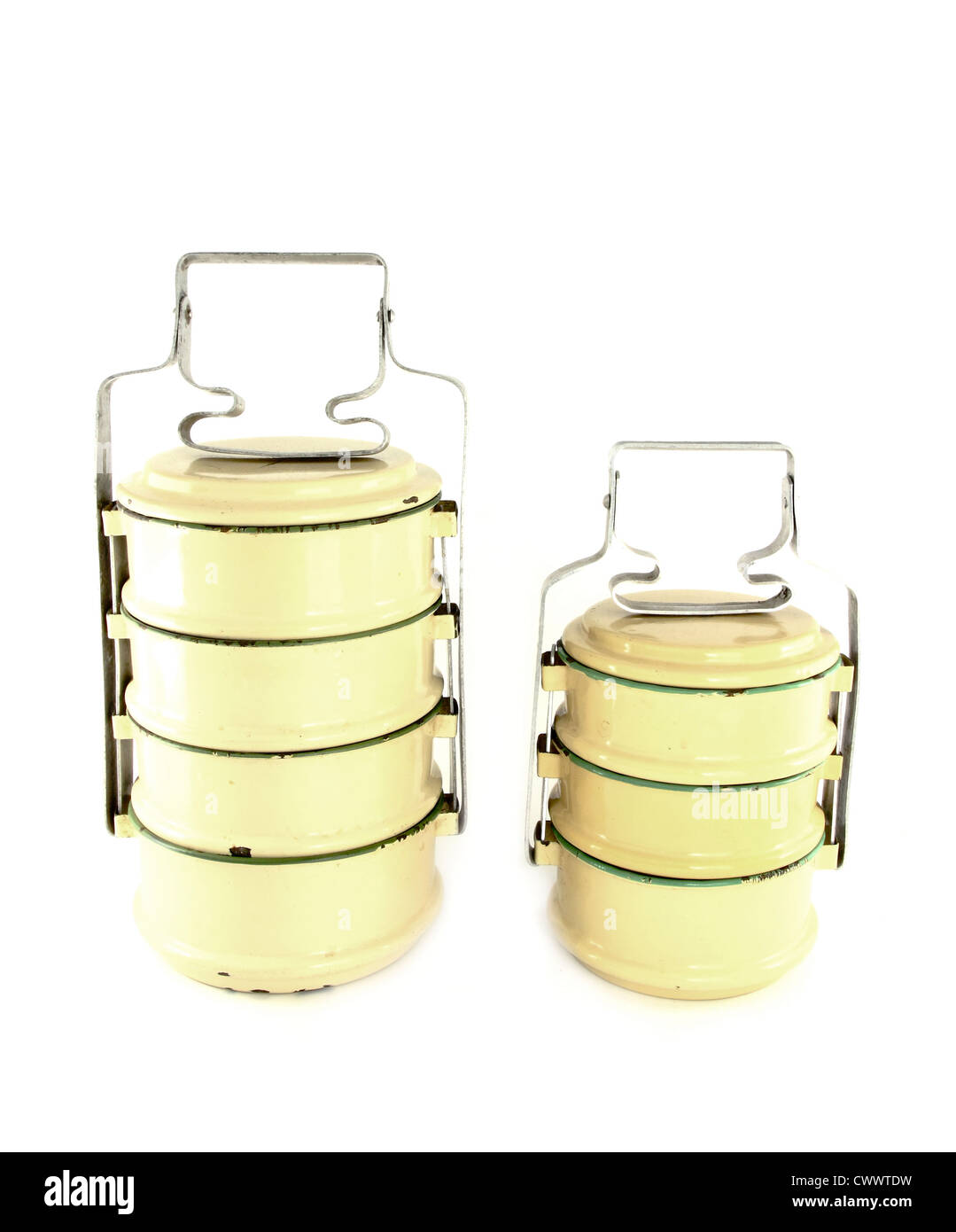 Metal Tiffin, contenant des aliments sur fond blanc Banque D'Images