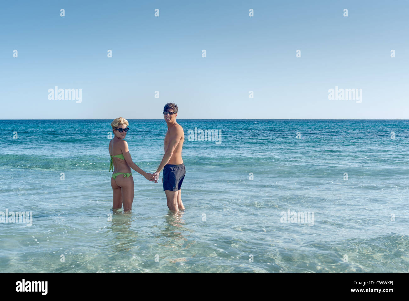 Couple standing in ocean ensemble Banque D'Images