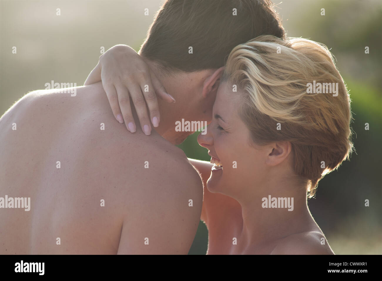 Smiling couple hugging outdoors Banque D'Images