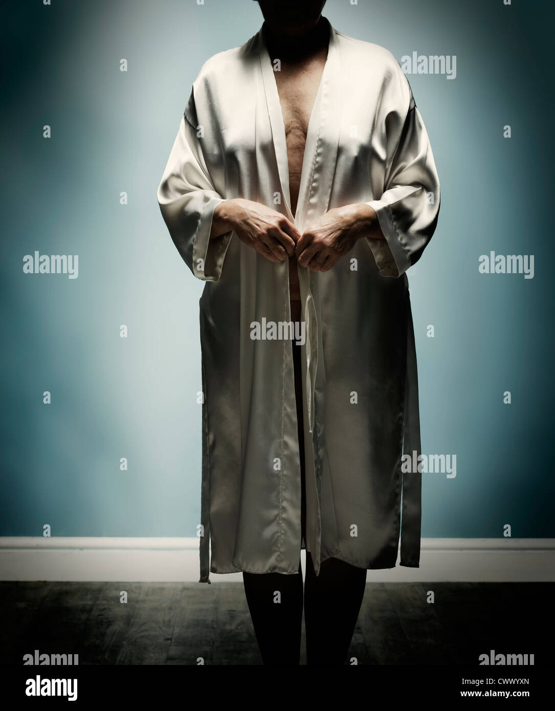 Femme plus agee portant peignoir ouvert Photo Stock Alamy