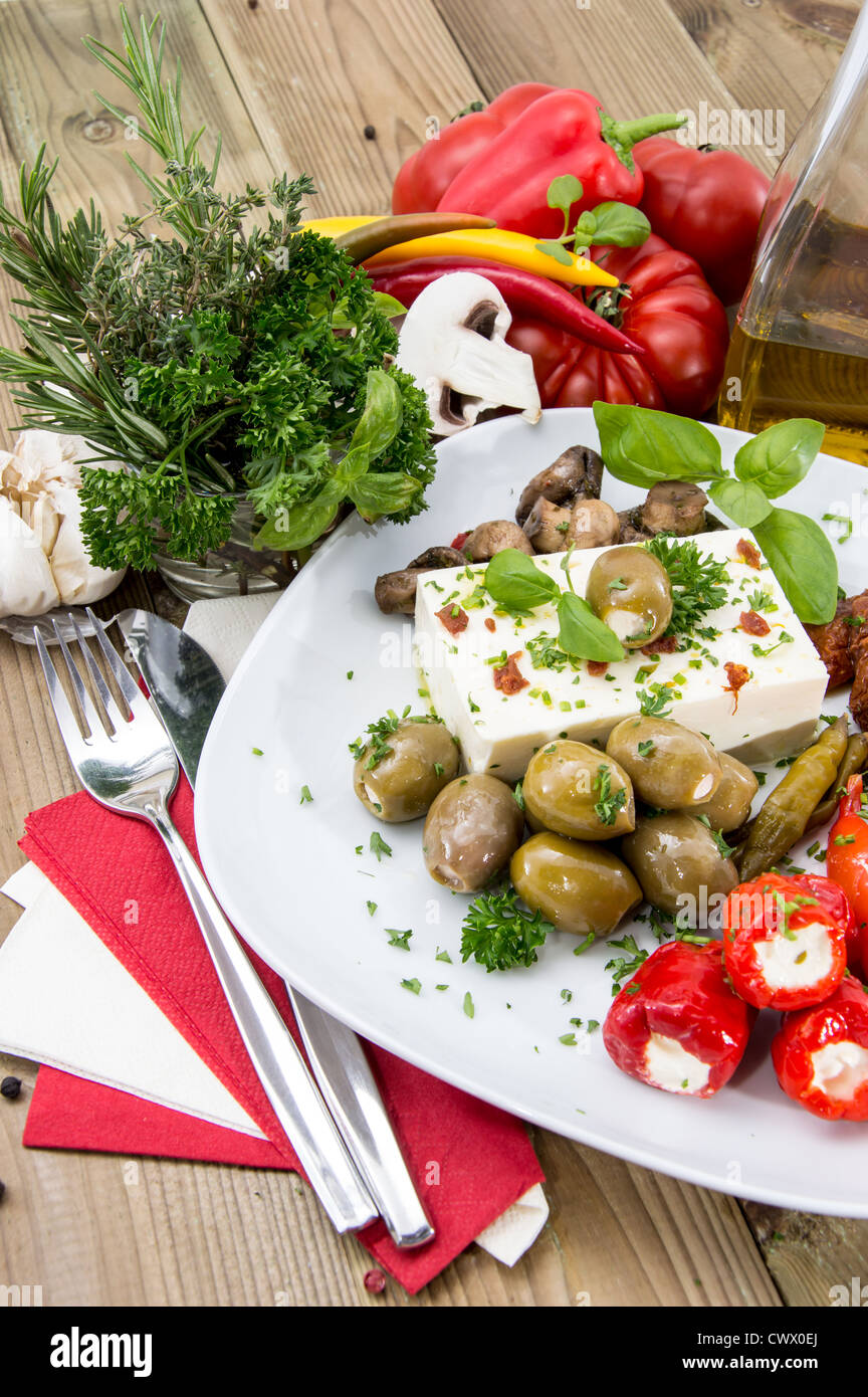 Antipasto mixte sur une plaque contre le bois Banque D'Images