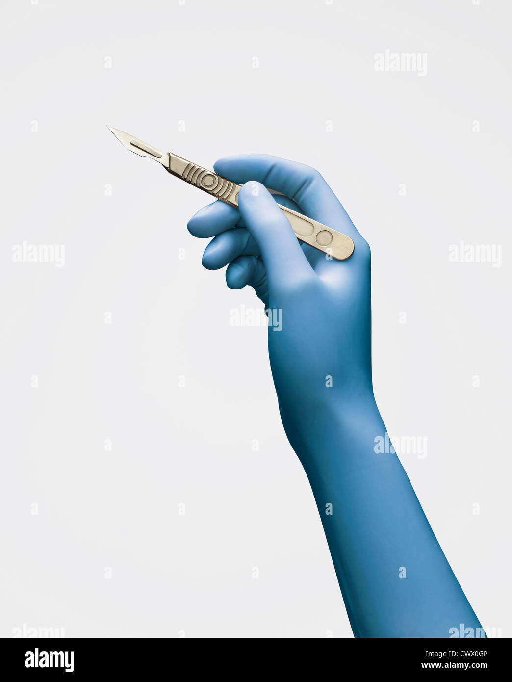 Close up of gloved hand holding scalpel Banque D'Images