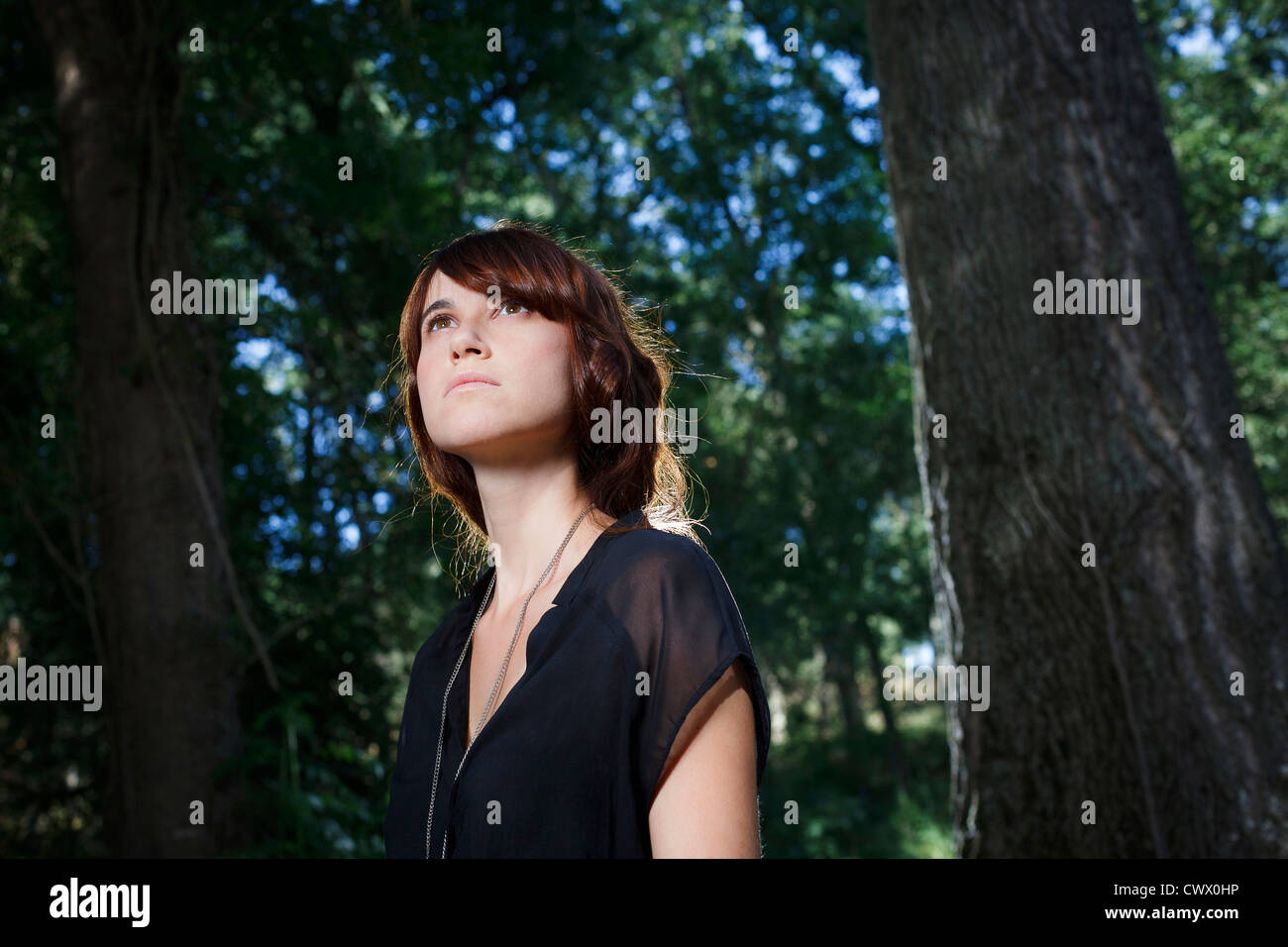 Woman standing in forest Banque D'Images