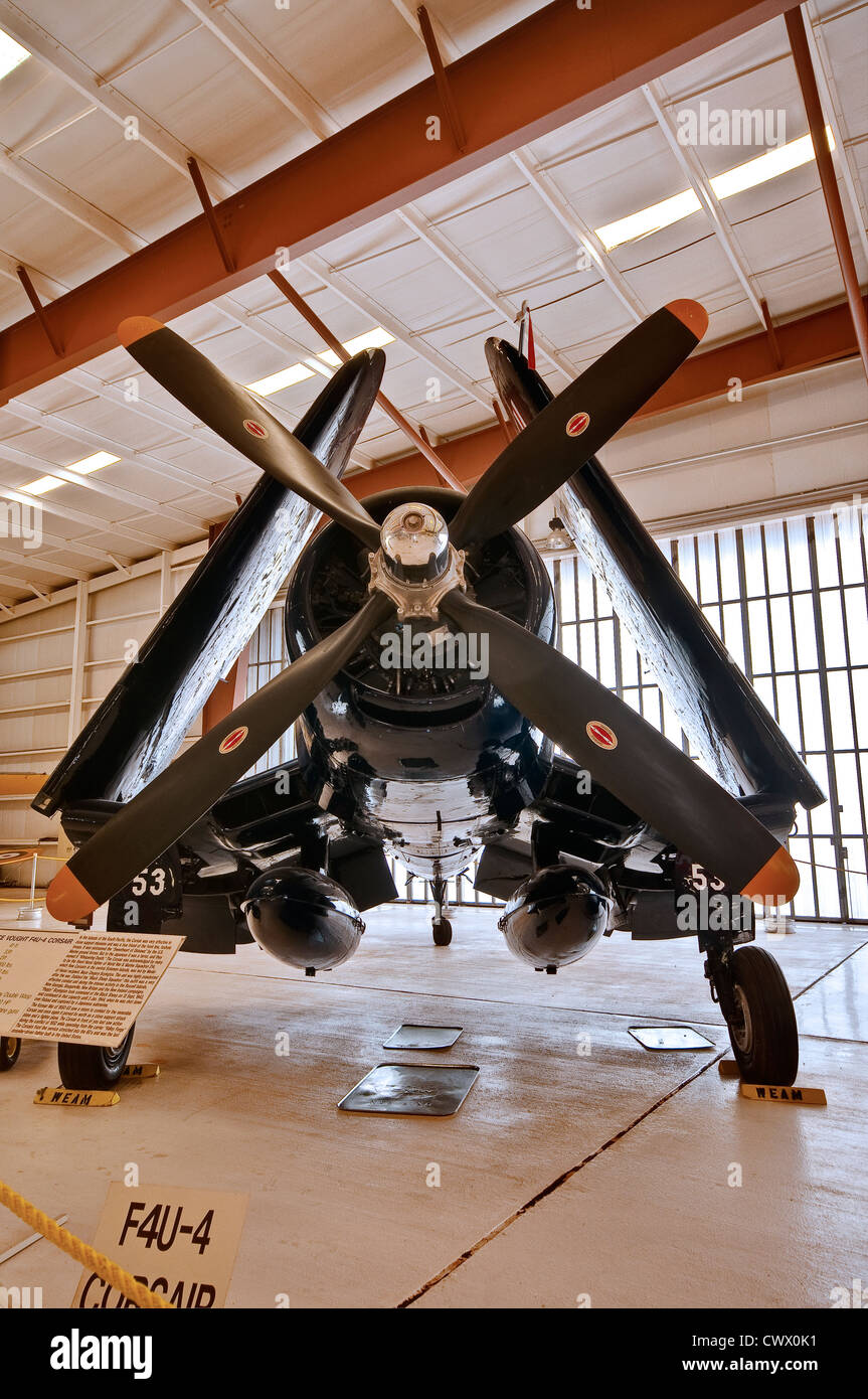 Vought F-4U Corsair WW2 Marines avion de chasse, ses ailes repliées, à l'Aigle de guerre Air Museum, Santa Teresa, New Mexico, USA Banque D'Images