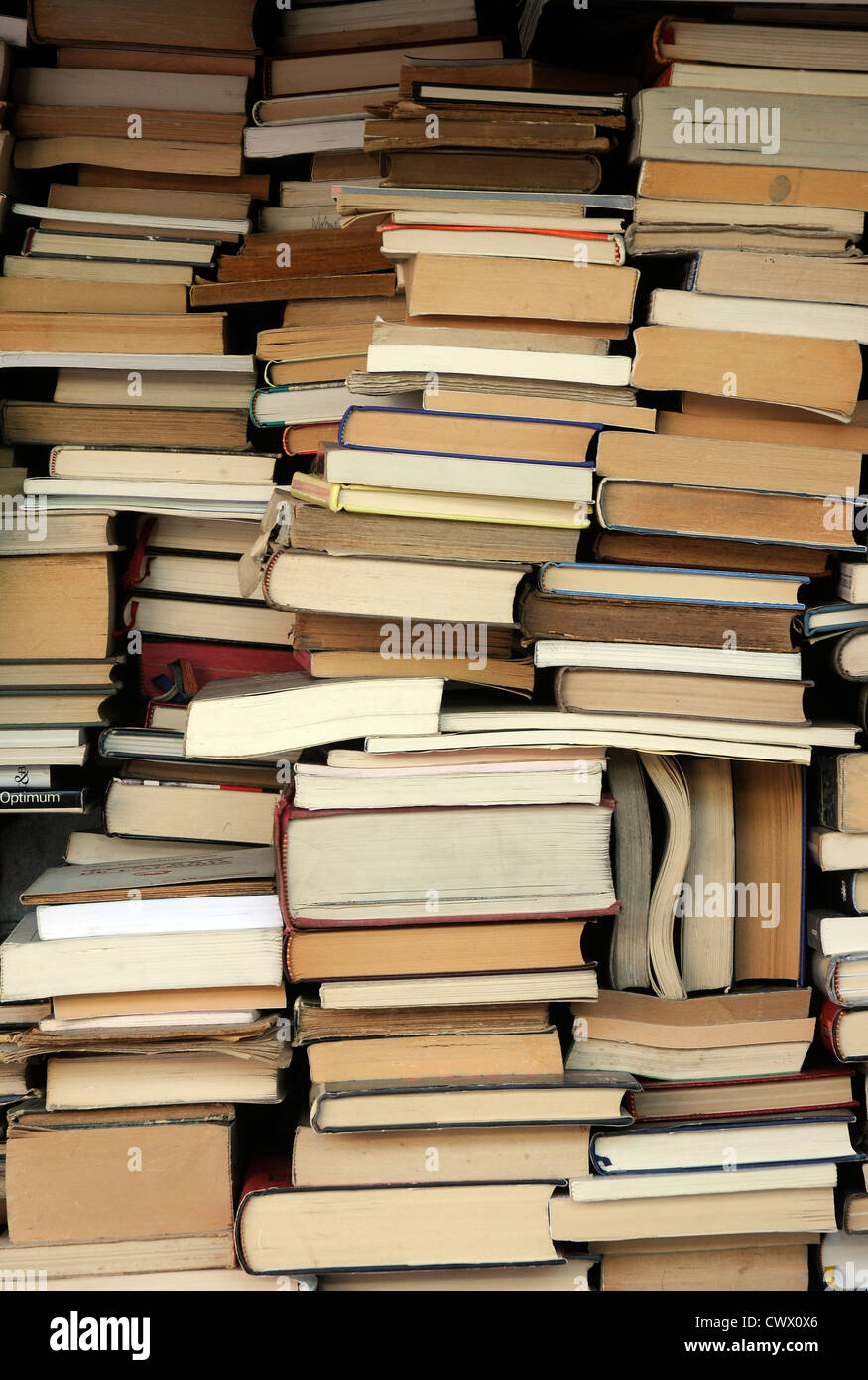 Piles De Livres D Occasion Livres Empiles Second Hand Books Sont A La Pile De Livres Photo Stock Alamy Piles De Livres D Occasion Livres Empiles Second Hand Books Sont A La Pile De Livres Photo Stock Alamy