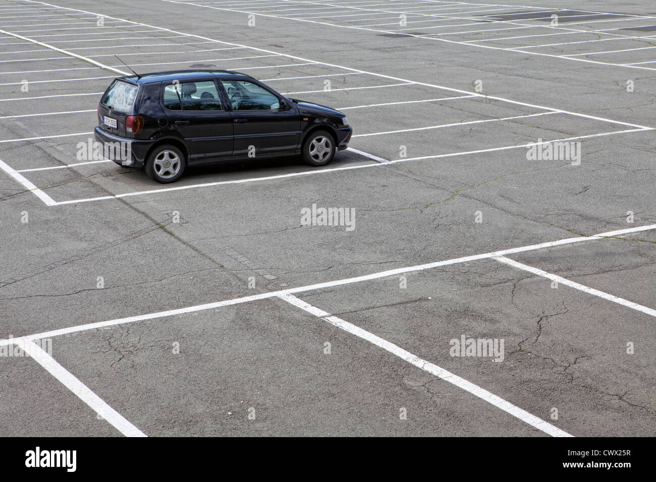 Une seule voiture garée sur un grand parking, concept de droit, places de parking en Allemagne, Europe Banque D'Images