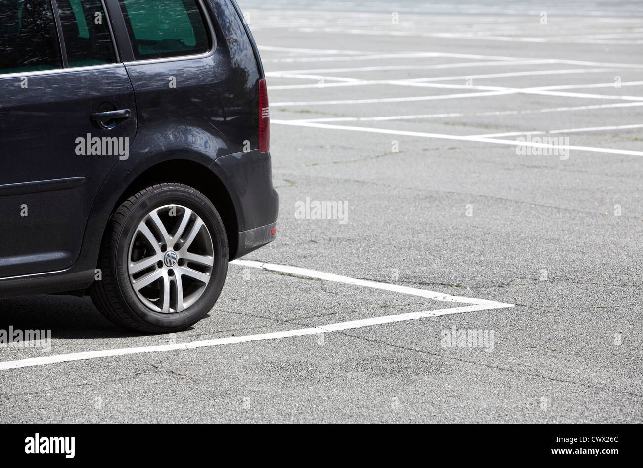 Une seule voiture garée sur un grand parking, concept de droit, places de parking en Allemagne, Europe Banque D'Images