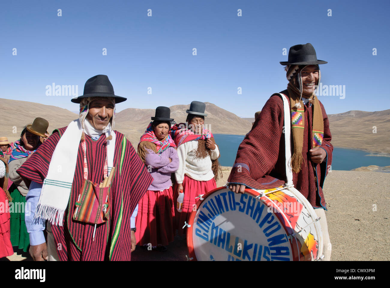 Musicien dans les Andes Boliviennes. Banque D'Images