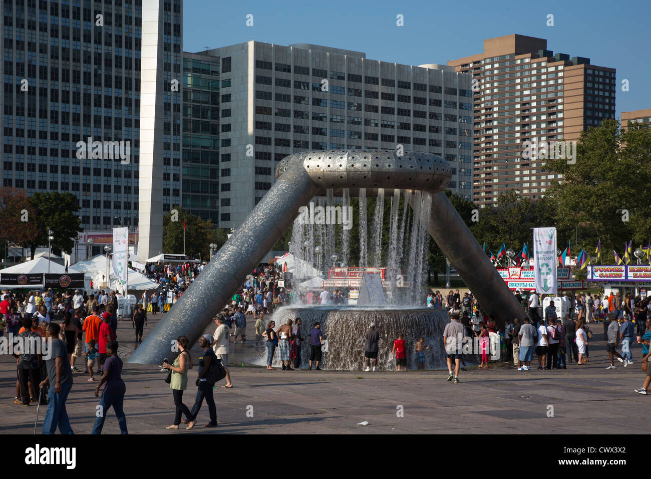 Detroit, Michigan - Les gens autour de la fontaine de Noguchi à Hart Plaza pendant le Detroit Jazz Festival. Banque D'Images