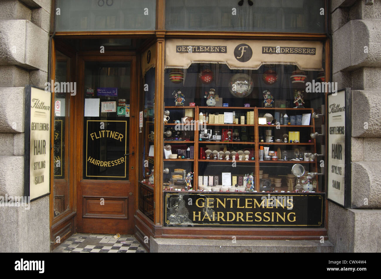 Salon de coiffure traditionnel dans la ville de Londres, Angleterre Banque D'Images