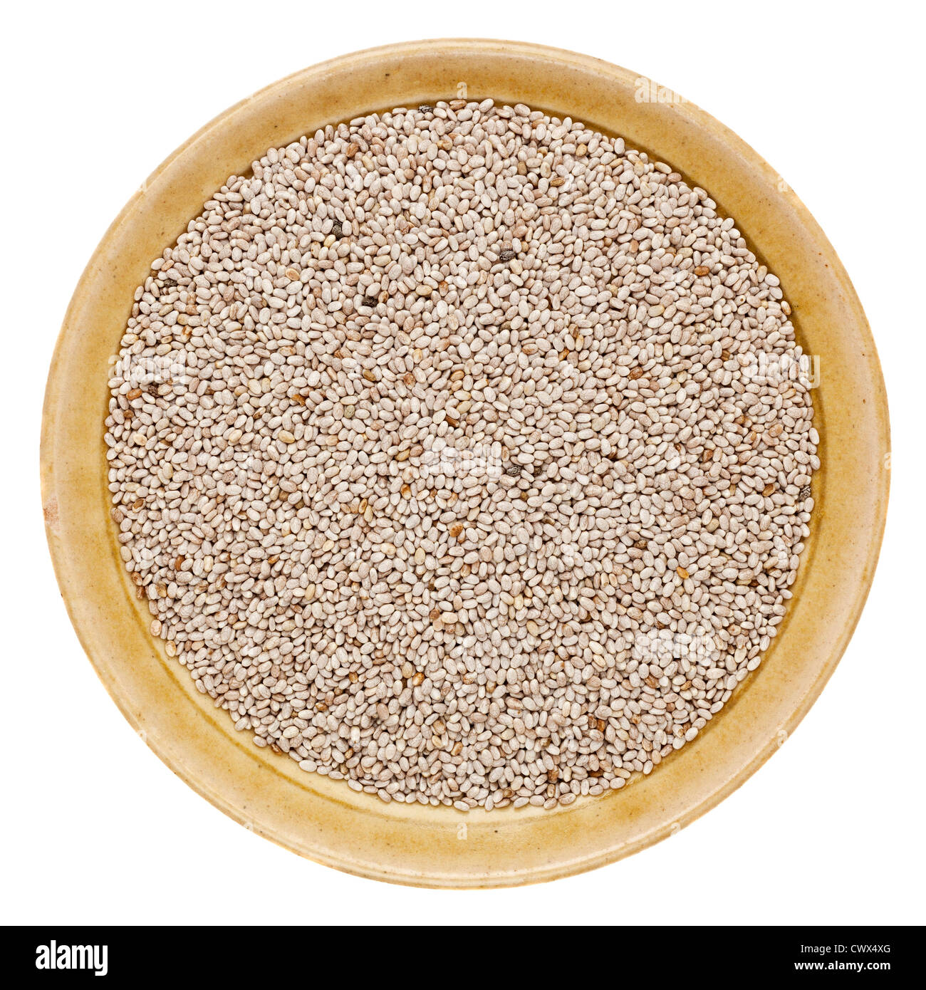 Les graines de chia blanches dans un bol en céramique ronde isolated on white Banque D'Images