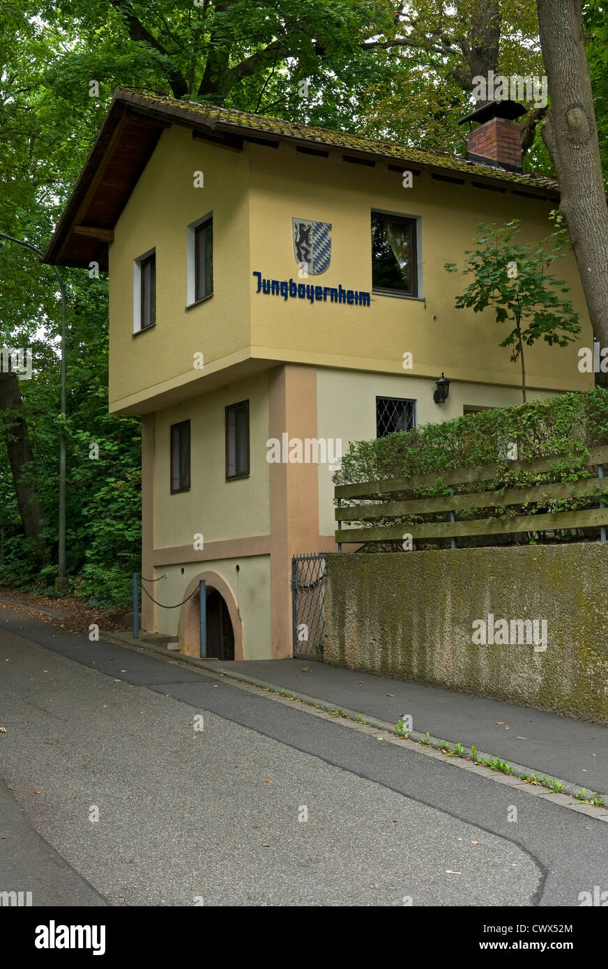 Cave à bière maison sur le Kellerberg à Höchstadt Aisch, Franconia, Bavaria, Germany. Banque D'Images